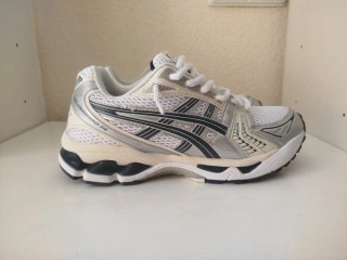 Zapatillas Asics plateadas y blancas