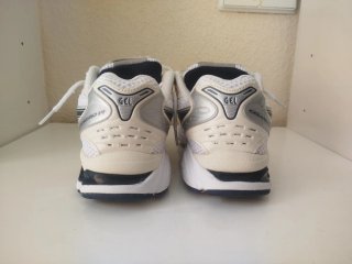 Zapatillas Asics plateadas y blancas
