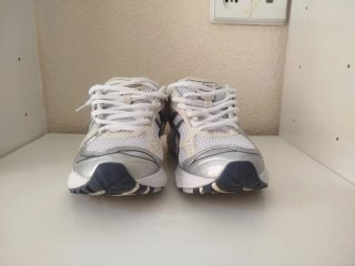 Zapatillas Asics plateadas y blancas