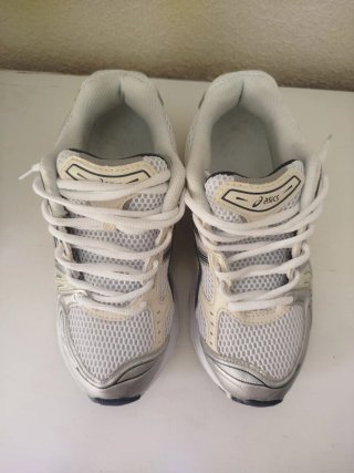 Zapatillas Asics plateadas y blancas