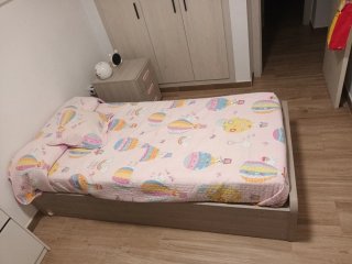 Cama infantil, mesita y colchón de 90cm.