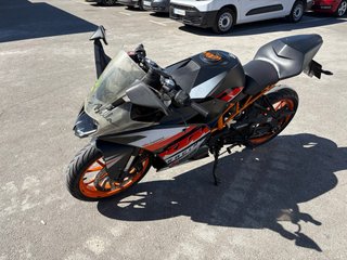 KTM RC 125 Negra y Naranja
