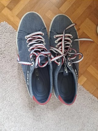 Zapatos Levi's Azules con Detalles Rojos