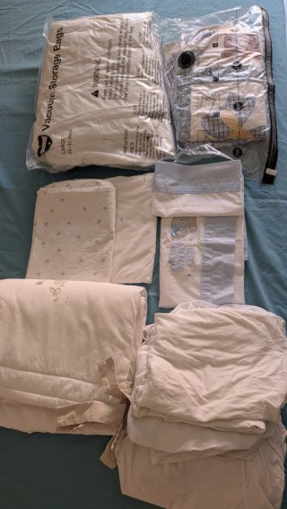 Cuna blanca + colchón + ropa de cuna
