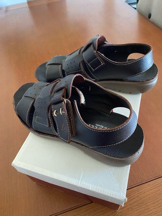 Chanclas cangrejeras de piel marrones