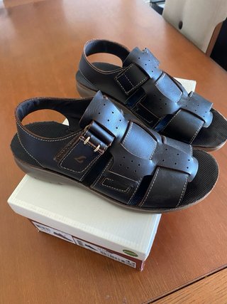Chanclas cangrejeras de piel marrones