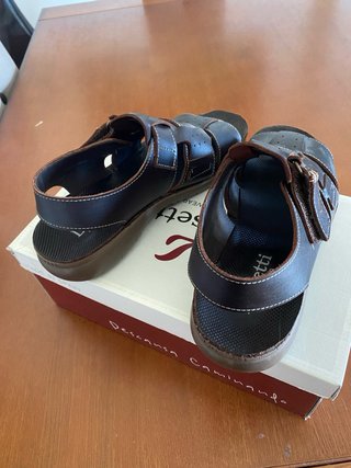 Chanclas cangrejeras de piel marrones