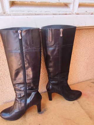 Botas altas de piel negras