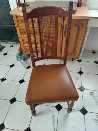 Sillas de madera y cuero