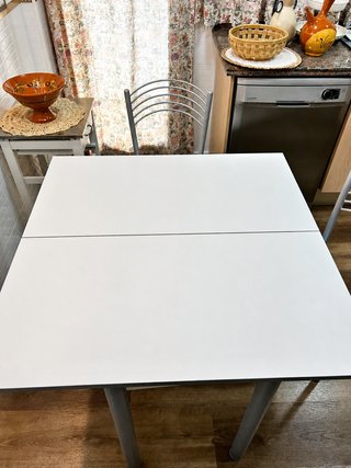 Mesa extensible + 2 sillas + botellero