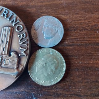Monete e medaglia commemorativa Corpo Polizia
