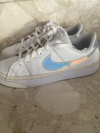 Zapatillas Nike Blancas, logo tornasolado