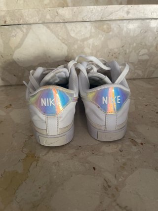 Zapatillas Nike Blancas, logo tornasolado