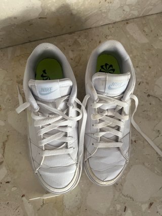 Zapatillas Nike Blancas, logo tornasolado