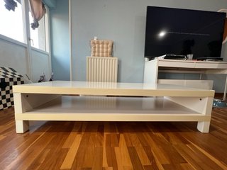Mesa de centro blanca y madera