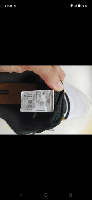 Zapatillas deportivas blancas y negras.