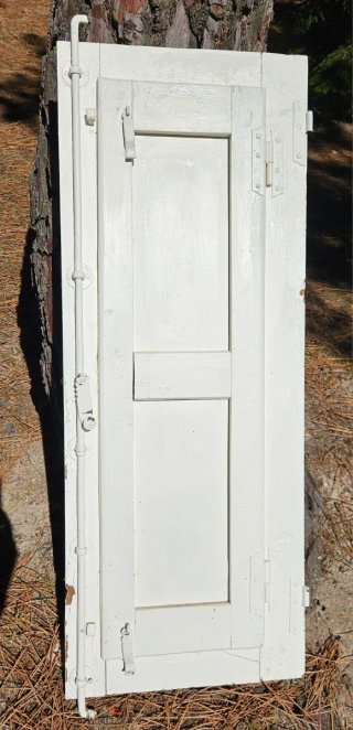 Ventana antigua con contraventana