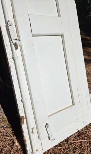 Ventana antigua con contraventana