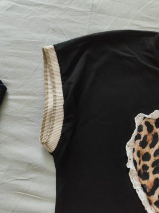 T-shirt donna con cuore leopardato