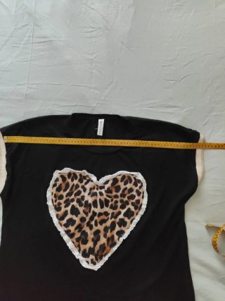 T-shirt donna con cuore leopardato