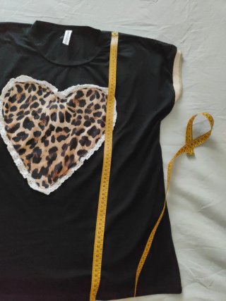 T-shirt donna con cuore leopardato