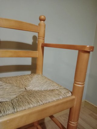 Trona de madera con asiento de esparto