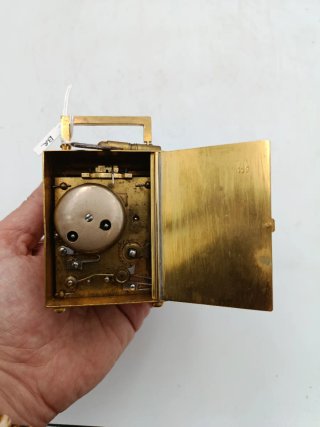 RELOJ DE CARRUAJE EN BRONCE Y PORCELANA
