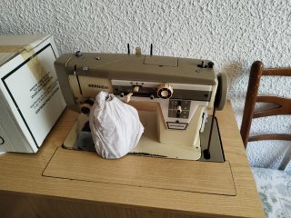 Máquina de coser Wertheim IZ junto con el mueble