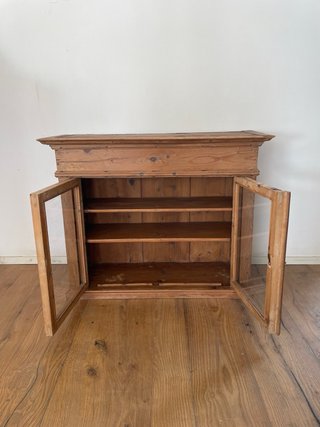 Credenza in legno massello con ante vetro