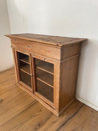 Credenza in legno massello con ante vetro
