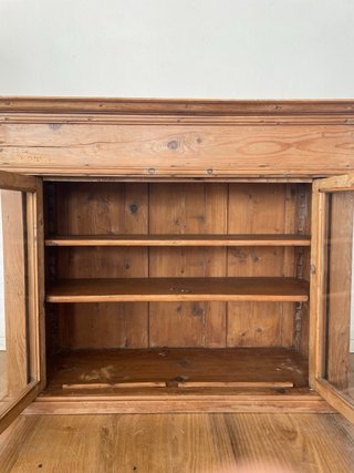 Credenza in legno massello con ante vetro