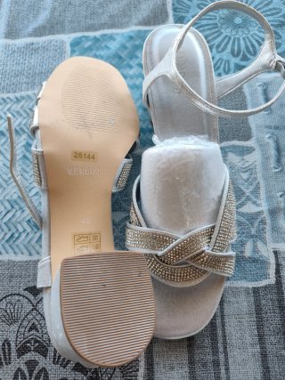 Zapatos de fiesta dorados y plateados