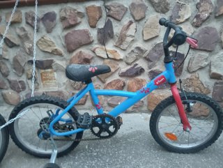 Bicicleta infantil azul y roja