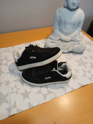 Zapatillas Fila Negras y Blancas