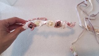 Corona diadema tiara comunión flores beige rosa