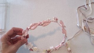 Corona diadema tiara comunión flores beige rosa