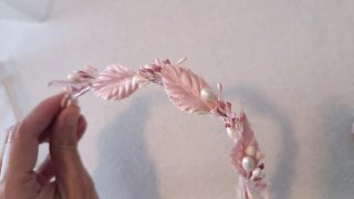 Corona diadema tiara comunión flores beige rosa