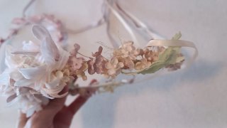 Corona diadema tiara comunión flores beige rosa