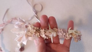 Corona diadema tiara comunión flores beige rosa