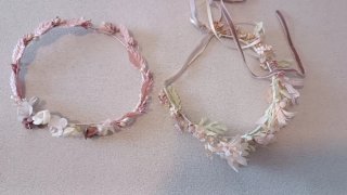 Corona diadema tiara comunión flores beige rosa