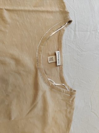 T-shirt donna beige con applicazioni