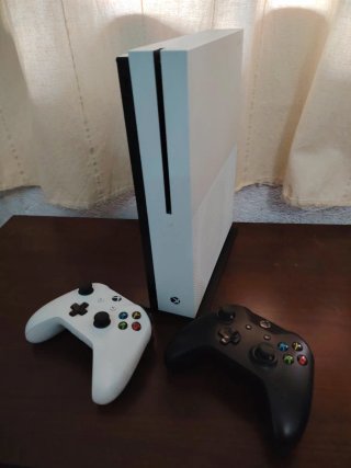 Xbox One S 1TB con peana y 2 mandos