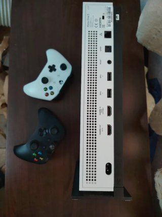 Xbox One S 1TB con peana y 2 mandos