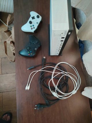 Xbox One S 1TB con peana y 2 mandos