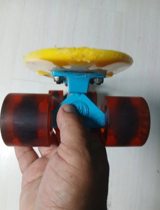 Monopatín Amarillo