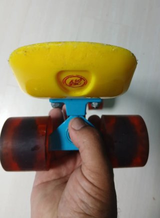 Monopatín Amarillo