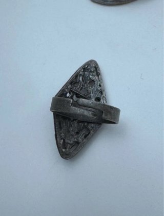 Anillo plateado ajustable diseño lágrima