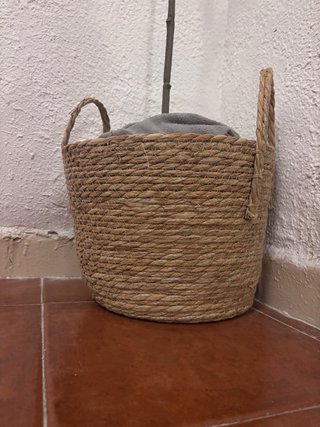 Planta artificial decorativa con cesta de mimbre