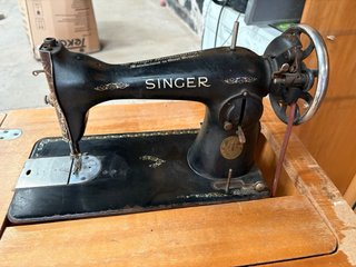 Máquina de coser SINGER antigua
