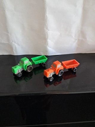 2 trattori Kinder Sorpresa (verde e arancione)